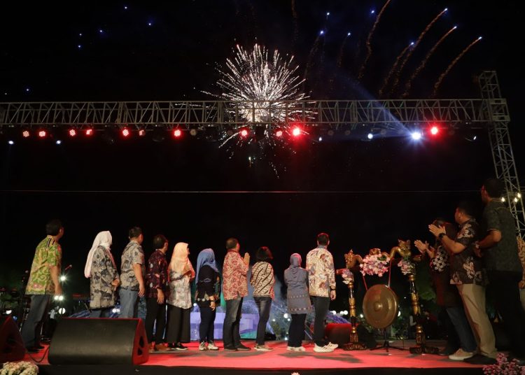 Pembukaan Taman Surya untuk umum dimeriahkan dengan pesta kembang api.