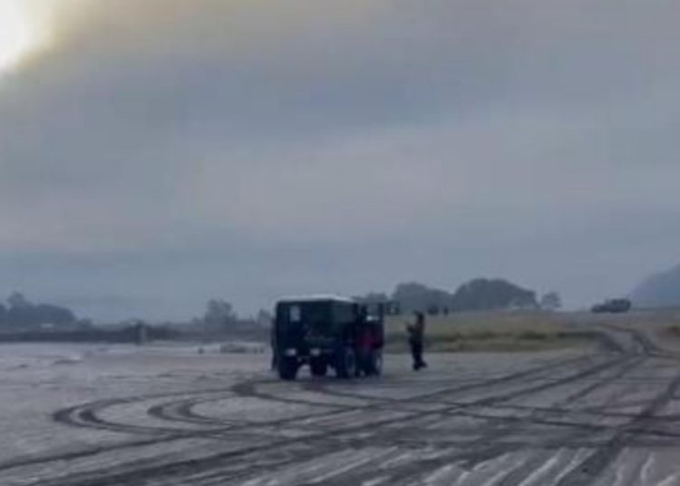 Fenomena frozen di lautan pasir Gunung Bromo.