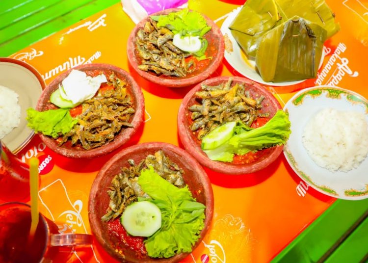 Hidangan sambel wader dan bothok, kuliner yang berada di Kecamatan Trowulan Kabupaten Mojokerto.