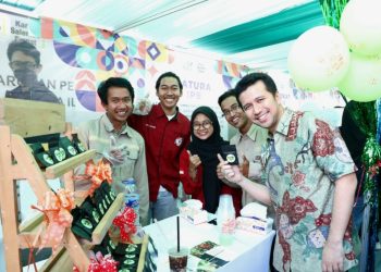 Wagub Jatim Emil Elestianto Dardak di sela menghadiri peresmian Comdev bersama penerima beasiswa KSE dan PT. PLN di gedung Kelurahan Keputih Sukolilo, Surabaya.