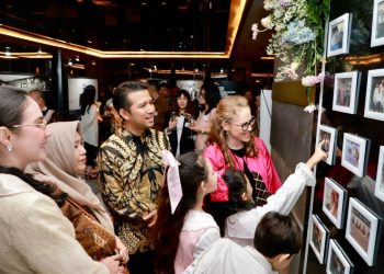 Wakil Gubernur Jawa Timur Emil Elestianto Dardak di sela menghadiri The 2023 Australian Alumni Gala Dinner - 70 Years of Australian Scholarship di Vasa Hotel, Surabaya.