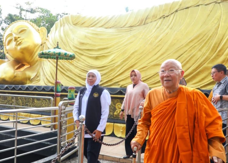 Gubernur Jawa Timur Khofifah Indar Parawansa melakukan kunjungan ke Maha Vihara Mojopahit (Buddha Tidur) di Kabupaten Mojokerto.