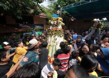 Sedekah bumi di petilasan Mbah Goemok (Mbah Toekinah/Mbah Dhukinah) di Petemon RW 10 Kelurahan Petemon, Surabaya.