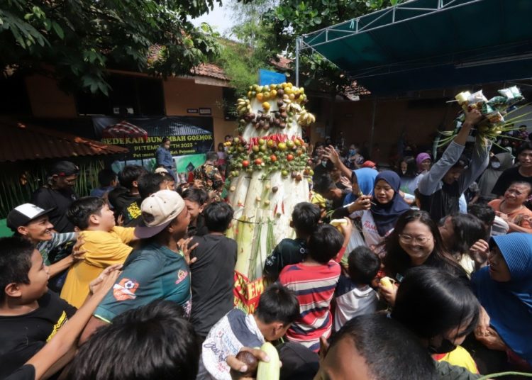 Sedekah bumi di petilasan Mbah Goemok (Mbah Toekinah/Mbah Dhukinah) di Petemon RW 10 Kelurahan Petemon, Surabaya.
