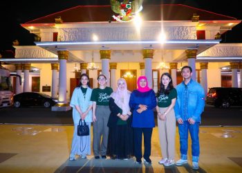 Gubernur Jawa Timur Khofifah Indar Parawansa saat bersama para kru dan pemain film Hati Suhita