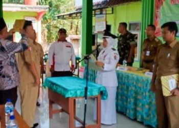 Kegiatan pelantikan dan pengambilan sumpah jabatan Kaur Perencanaan Desa Jumput, Achmad Khotibul Umam, di balai desa setempat.