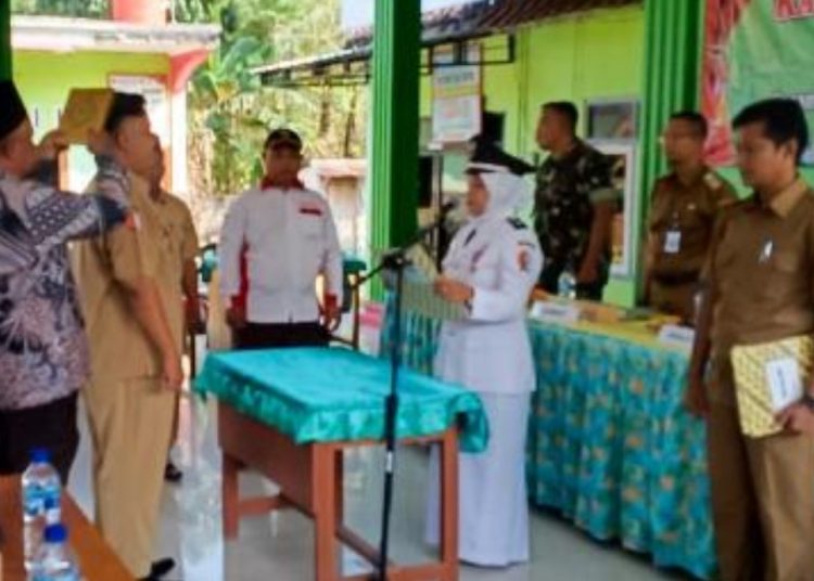 Kegiatan pelantikan dan pengambilan sumpah jabatan Kaur Perencanaan Desa Jumput, Achmad Khotibul Umam, di balai desa setempat.