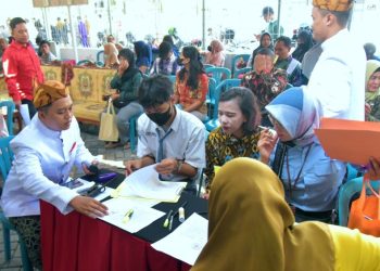 Kegiatan tebus ijazah yang dilakukan Pemkot Surabaya dan Baznas untuk pelajar SMA/SMK swasta se-Surabaya.