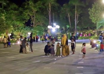 Masyarakat antusias datang ke Taman Surya setelah dibuka untuk umum sejak 31 Mei 2023 lalu, bertepatan dengan Hari Jadi Kota Surabaya ke-730.