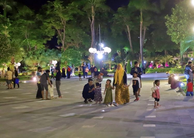 Masyarakat antusias datang ke Taman Surya setelah dibuka untuk umum sejak 31 Mei 2023 lalu, bertepatan dengan Hari Jadi Kota Surabaya ke-730.