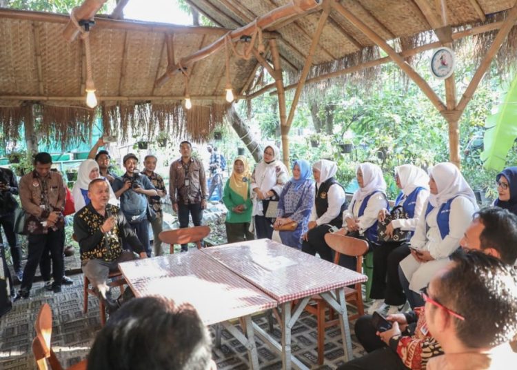 Gubernur Jawa Timur Khofifah Indar Parawansa pada peresmian ‘Kampoeng Mandiri’ di Wisma Kedung Asem Indah, Kelurahan Kedung Baruk, Kecamatan Rungkut, Surabaya.