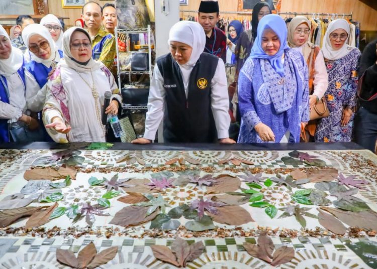 Gubernur Jawa Timur Khofifah Indar Parawansa pada peresmian ‘Kampoeng Mandiri’ di Wisma Kedung Asem Indah, Kelurahan Kedung Baruk, Kecamatan Rungkut, Surabaya.