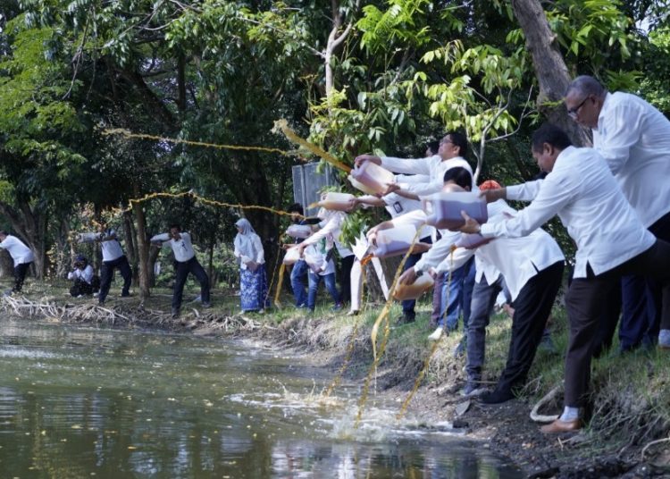 Kegiatan penuangan 200 liter ekoenzim di Danau Delapan ITS.