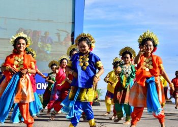 Salah satu tarian ditampilkan dalam pembukaan  Multilateral Naval Exercise Komodo (MNEK) ke-4 tahun 2023 di Makassar.