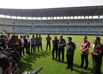 Ketua Umum PSSI Erick Thohir memberikan keterangan kepada awak media massa di Stadion Gelora Bung Tomo.