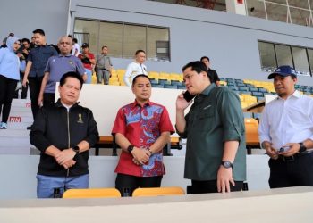 Ketua Umum PSSI Erick Thohir bersama Wali Kota Surabaya Eri Cahyadi meninjau kesiapan Stadion Gelora Bung Tomo (GBT) untuk pertandingan FIFA Matchday antara Timnas Indonesia vs Palestina.