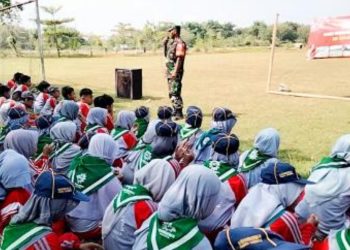 Kegiatan penguatan bela negara di kalangan pelajar yang dilakukan Babinsa Koramil 0813-04/Sugihwaras, Bojonegoro.