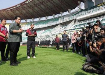 Ketua Umum PSSI Erick Thohir memberikan keterangan kepada awak media massa di stadion Gelora Bung Tomo Surabaya.