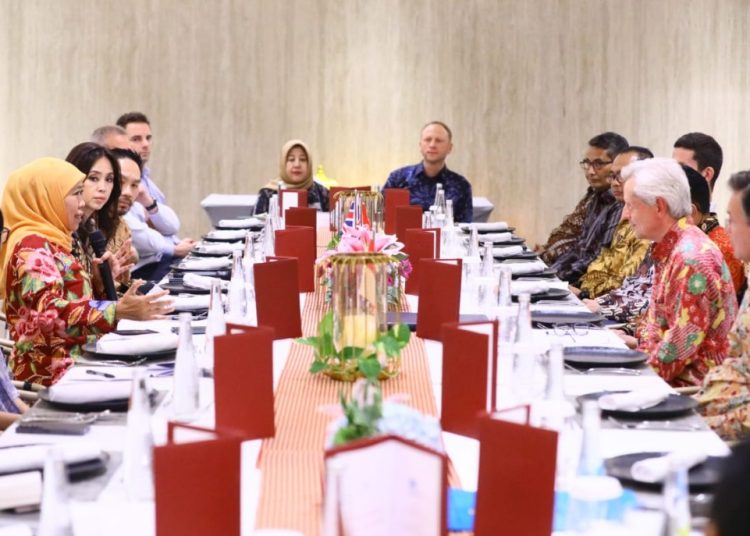 Gubernur Jawa Timur Khofifah Indar Parawansa melakukan pertemuan dengan The UK Prime Minister's Trade Envoy to Indonesia, Malaysia, Philippines, and the ASEAN Economic Community, Richard Graham MP.