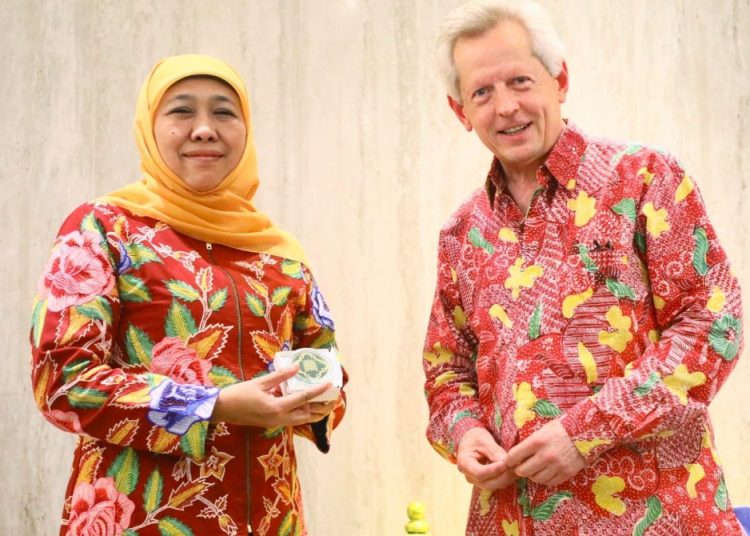 The UK Prime Minister's Trade Envoy to Indonesia, Malaysia, Philippines, and the ASEAN Economic Community, Richard Graham MP bersama Gubernur Jatim Khofifah Indar Parawansa.