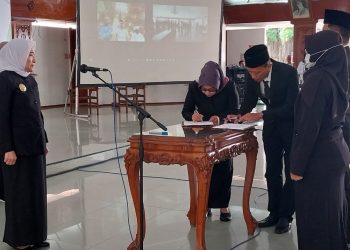 Bupati Bojonegoro Anna Mu’awanah dalam prosesi pelantikan jabatan administrator dan jabatan di Pendopo Malowopati.
