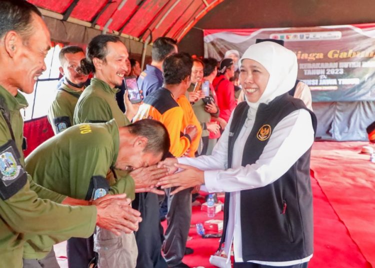 Gubernur Jawa Timur Khofifah Indar Parawansa menyalami para personel usai apel siaga gabungan pengendalian Kebakaran Hutan dan Lahan tingkat Provinsi Jawa Timur.