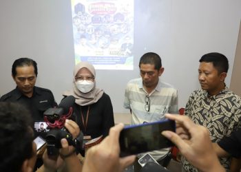 Manajer Tata Usaha dan Humas PDAM Surya Sembada Surabaya, Binurwati Fitri saat memberikan keterangan kepada awak media massa.