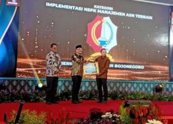 Plt Kepala Badan Kepegawaian Negara Bima Haria Wibisana menyerahkan penghargaan kepada Pemkab Bojonegoro yang diwakili oleh Kepala Badan Kepegawaian, Pendidikan dan Pelatihan (BKPP) Kabupaten Bojonegoro Aan Syahbana.