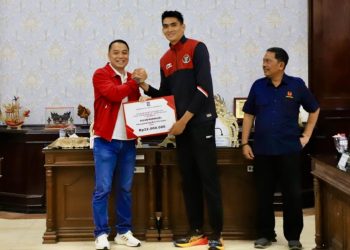 Wali Kota Surabaya Eri Cahyadi secara simbolis menyerahkan bonus kepada perwakilan atlet yang meraih medali di Sea Games 2023 di Kamboja.
