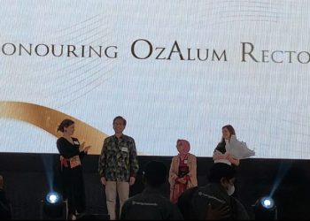 Pemberian penghargaan keoada Rektor ITS Mochamad Ashari dalam gelaran Gala Dinner 70 Years of Australian Scholarships di Hotel Vasa Surabaya.