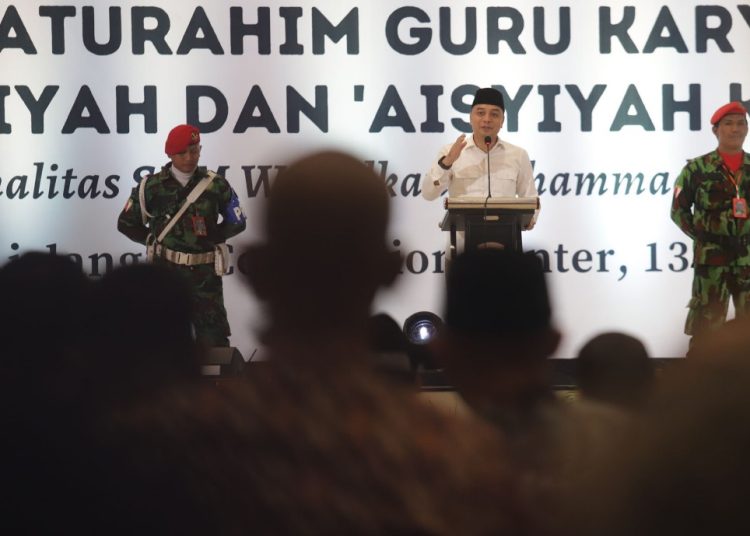 Wali Kota Surabaya Eri Cahyadi memberikan sambutan dalam pengukuhan Pimpinan Daerah Muhammadiyah dan Aisyiyah Kota Surabaya periode 2022-2027.