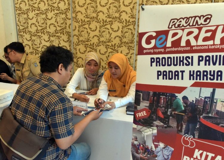 Pemkot Surabaya melakukan pendataan warga yang ingin mengikuti program padat karya.