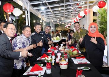 Gubernur Jawa Timur Khofifah Indar Parawansa menerima pelatih Timnas Sepak Bola Indonesia U-23 Indra Sjafri di Gedung Negara Grahadi Surabaya.