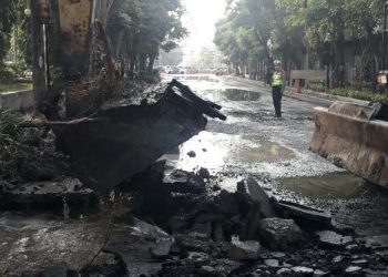 Perbaikan kebocoran pipa di kawasan Jalan Kertajaya.