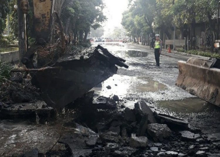 Perbaikan kebocoran pipa di kawasan Jalan Kertajaya.
