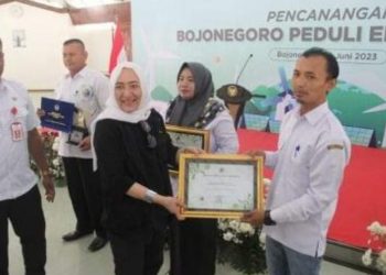 Bupati Bojonegoro Anna Mu'awanah menyerahkan piagam dan piala penghargaan dari Menteri Lingkungan Hidup dan Kehutanan (LHK) kepada desa yang berhasil meraih predikat proklim utama.