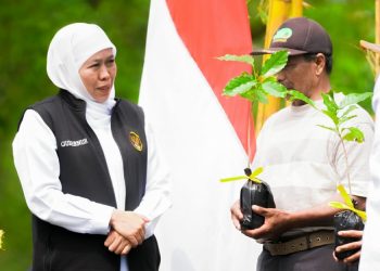 Gubernur Jawa Timur Khofifah Indar Parawansa berbincang dengan petani kopi di peresmian Kawasan Perdesaan Agroforestri Kopi Lereng Gunung Arjuno di area Wisata Oyot Coban Talun Desa Tulungrejo, Kecamatan Bumiaji, Kota Batu.