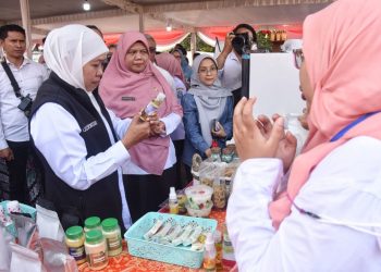 Gubernur Jawa Timur Khofifah Indar Parawansa meninjau Bursa Jamu Materia Medica di UPT Laboratorium Herbal Materia Medica Batu, Dinas Kesehatan  Jatim.