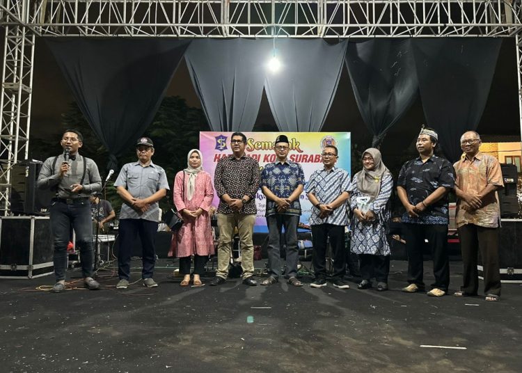 Warga dan tokoh masyarakat dalam acara pisah sambut lurah Medokan Ayu, Kecamatan Rungkut.