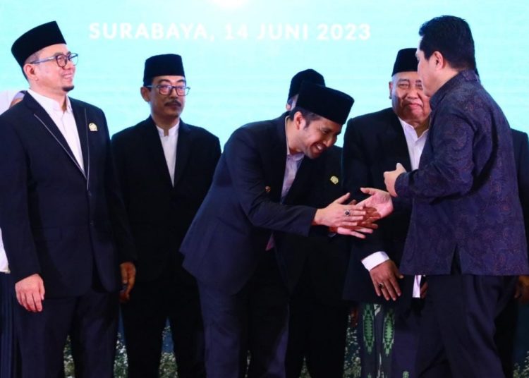 Wakil Gubernur Jawa Timur Emil Elestianto Dardak dilantik dan dikukuhkan sebagai Ketua Umum Pengurus Wilayah Masyarakat Ekonomi Syariah.