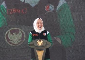 Bupati Bojonegoro Anna Mu'awanah dalam puncak peringatan Bulan Bhakti Gotong Royong Masyarakat XX dan Hari Kesatuan Gerak PKK Ke-51 Kabupaten Bojonegoro tahun 2023.