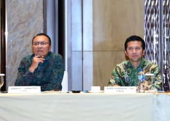 Wakil Gubernur Jawa Timur Emil Elestianto Dardak (kanan) menghadiri  Rapat Koordinasi Lintas Sektor Pembahasan Raperda tentang Rencana Tata Ruang Wilayah Provinsi Jawa Timur Tahun 2023-2043.