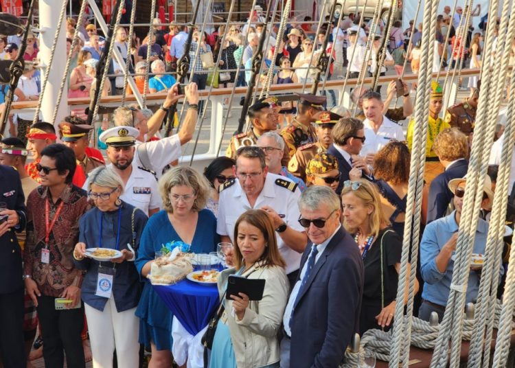 Para tamu undangan dan masyarakat internasional menyaksikan kesenian Indonesia yang ditampilkan di KRI Bima Suci di Prancis.