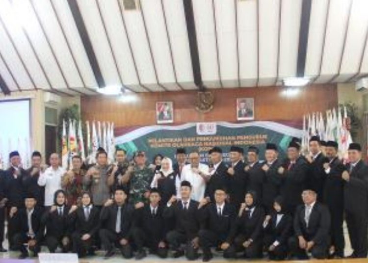 Bupati Bojonegoro Anna Mu'awanah bersama para pengurus KONI Bojonegoro masa bakti 2023-2027.