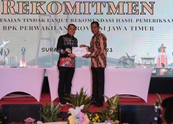 Wali Kota Surabaya Eri Cahyadi bersama Kepala BPK Perwakilan Jawa Timur Karyadi dalam acara Rekomitmen Penyelesaian TLHP BPK Jatim.