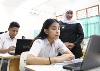 Gubernur Jatim Khofifah Indar Parawansa dalam salah satu kegiatan di sekolah.