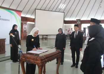 Bupati Bojonegoro Anna Mua’awanah pada pelantikan sejumlah pejabat di lingkup Pemkab Bojonegoro.