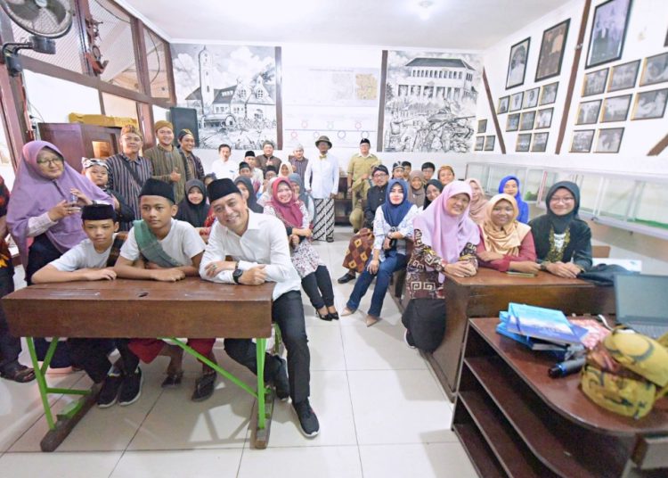 Wali Kota Surabaya Eri Cahyadi di salah satu kelas SDN Alun-alun Contong I/87 yang kini dikembalikan namanya menjadi SDN Sulung Surabaya.