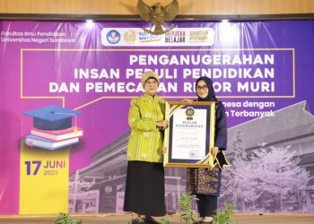 Rini Indriyani mendapat penghargaan sebagai Insan Peduli Pendidikan dalam Bidang Pendidikan Anak Usia Dini dari Universitas Surabaya.