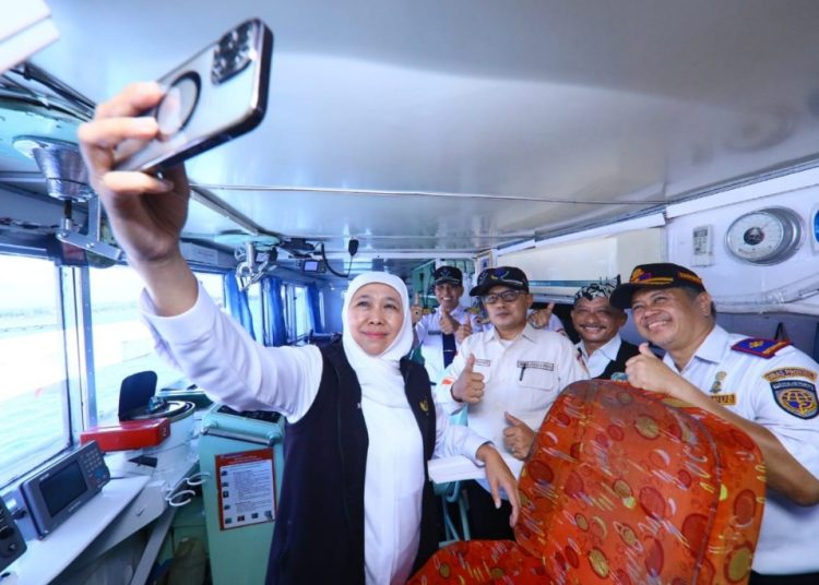 Foto ilustrasi, Gubernur Jawa Timur Khofifah Indar Parawansa berswafoto dengan kru atau ABK.